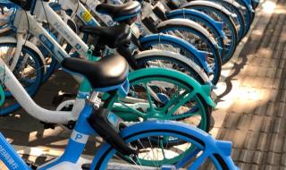 我把共享单车骑到了农村,再准备骑走的时候发现车被人搬进了家里,怎么办 汽车被共享单车包围